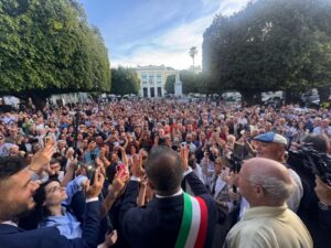 Cannizzaro fuori da Palazzo San Giorgio dopo la proclamazione