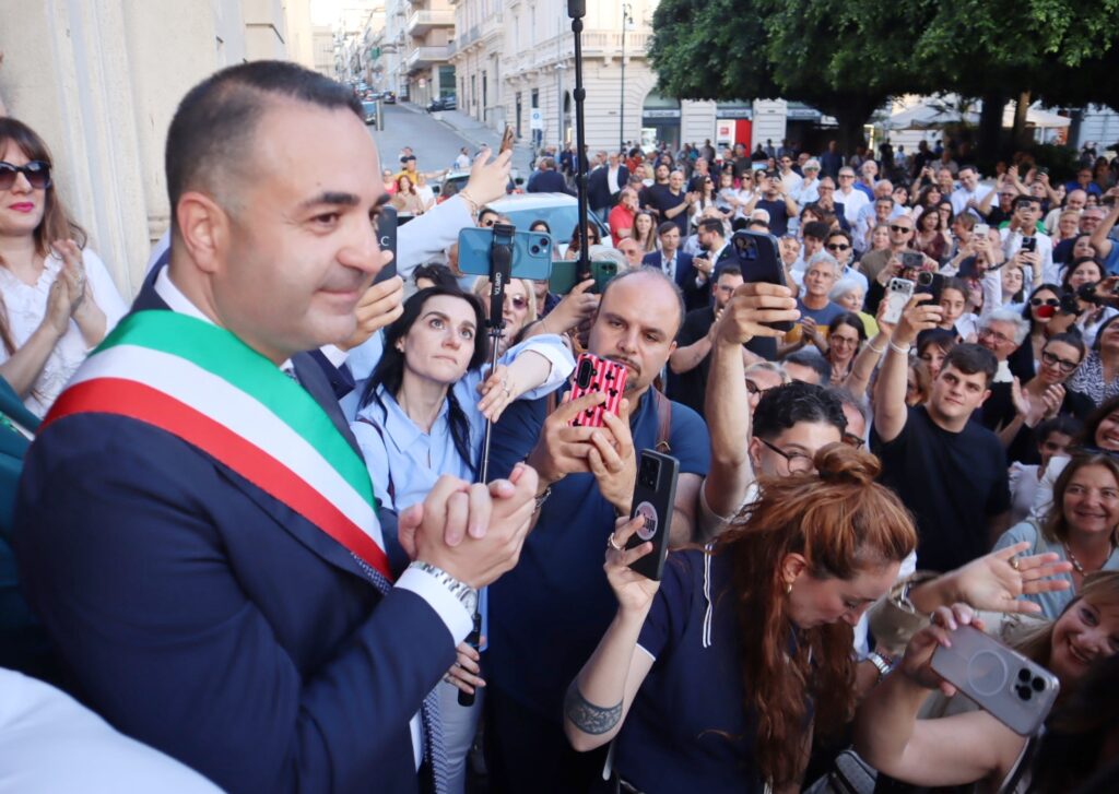 Cannizzaro fuori da Palazzo San Giorgio dopo la proclamazione