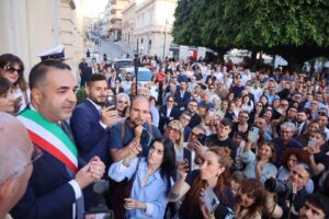 Cannizzaro fuori da Palazzo San Giorgio dopo la proclamazione