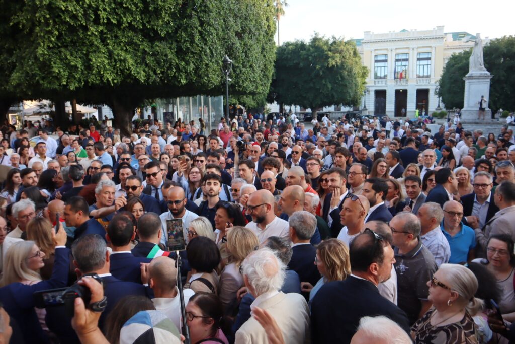 Cannizzaro fuori da Palazzo San Giorgio dopo la proclamazione