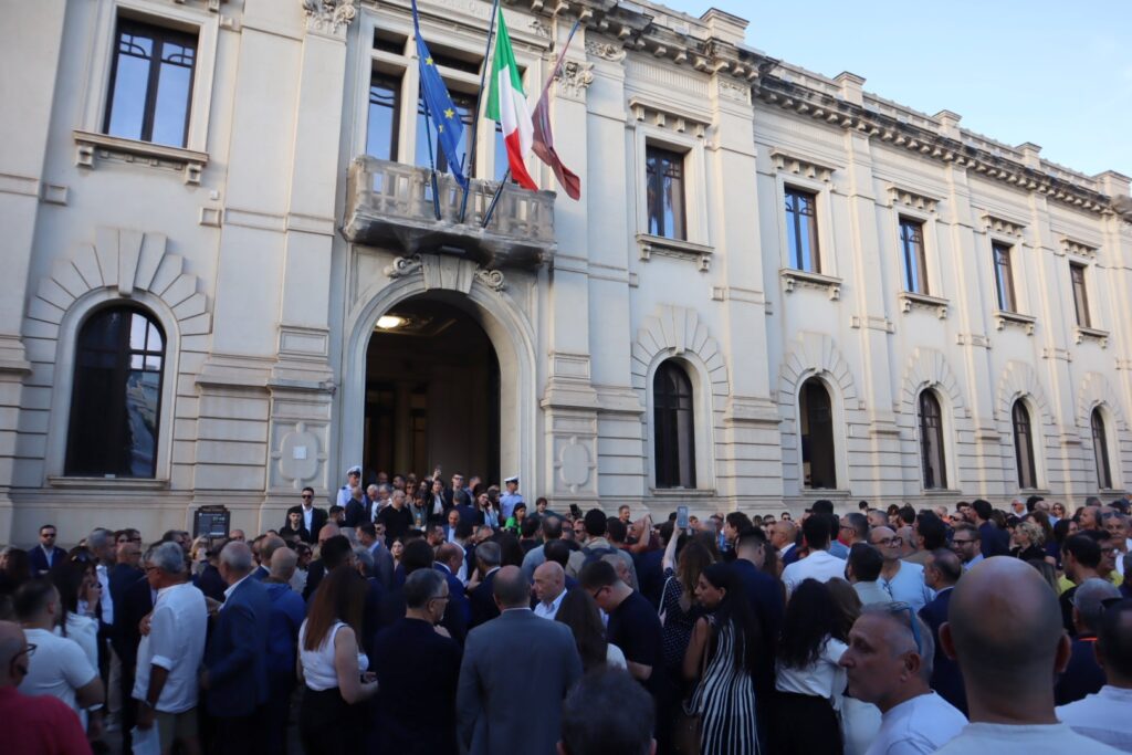 Cannizzaro fuori da Palazzo San Giorgio dopo la proclamazione