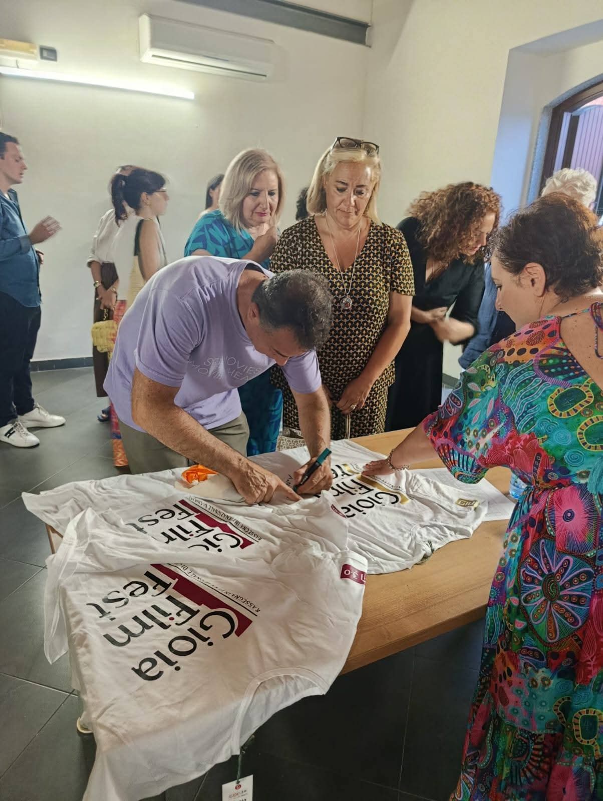 Garrone firma le magliette del Gioia film fest