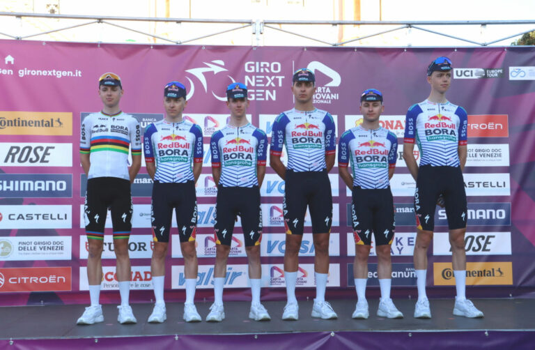 Giro d’Italia Next Gen, la presentazione in Piazza Duomo: tutte le squadre a caccia della maglia rosa | FOTO e INTERVISTE