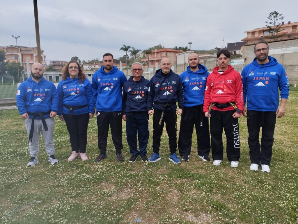 Lo staff dell'Accademia con il maestro Cavallo, il quarto da destra
