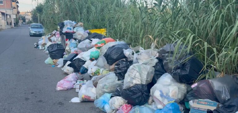 Reggio Calabria: Villa San Giuseppe sommersa dai rifiuti, residenti esasperati chiedono interventi urgenti | VIDEO