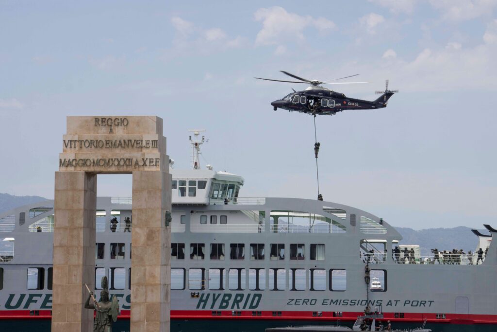 abbordaggio traghetto stretto carabinieri