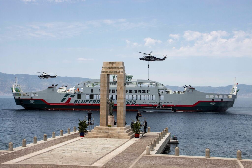 abbordaggio traghetto stretto carabinieri
