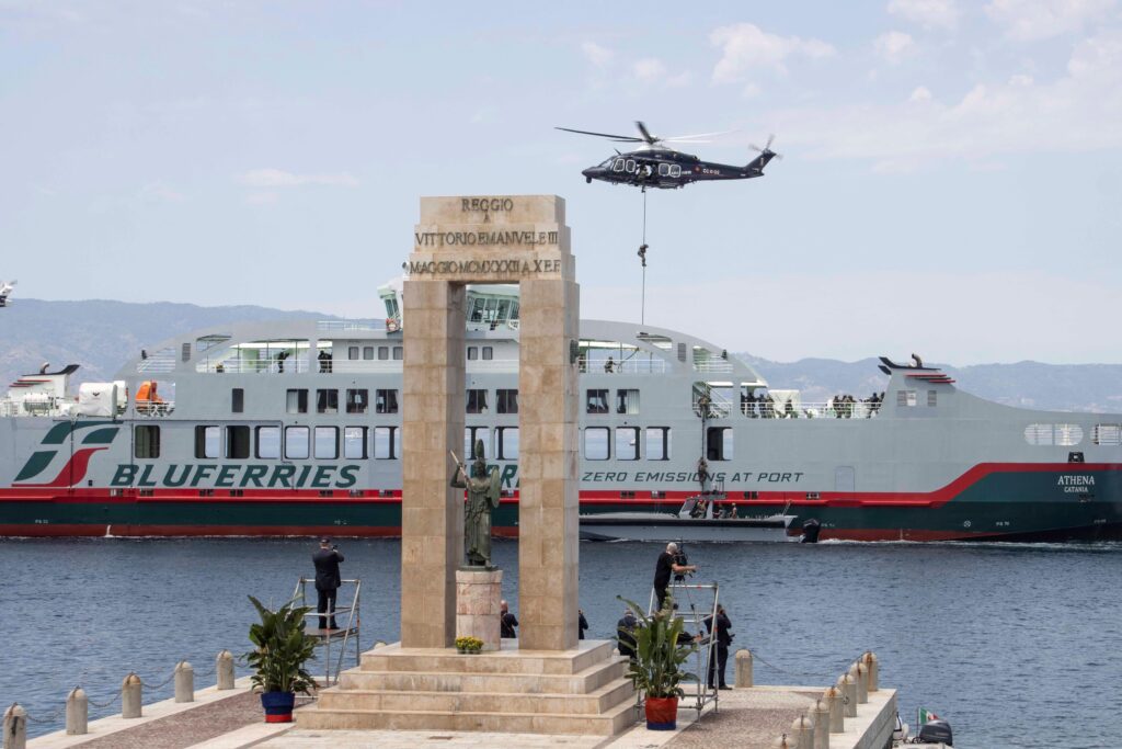 abbordaggio traghetto stretto carabinieri