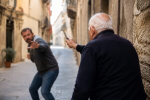 anziano accoltella un uomo