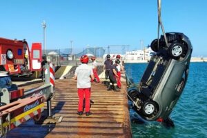 auto finisce in mare