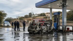 auto incendiata stazione di servizio
