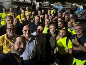 basile con i lavoratori di messinaservizi