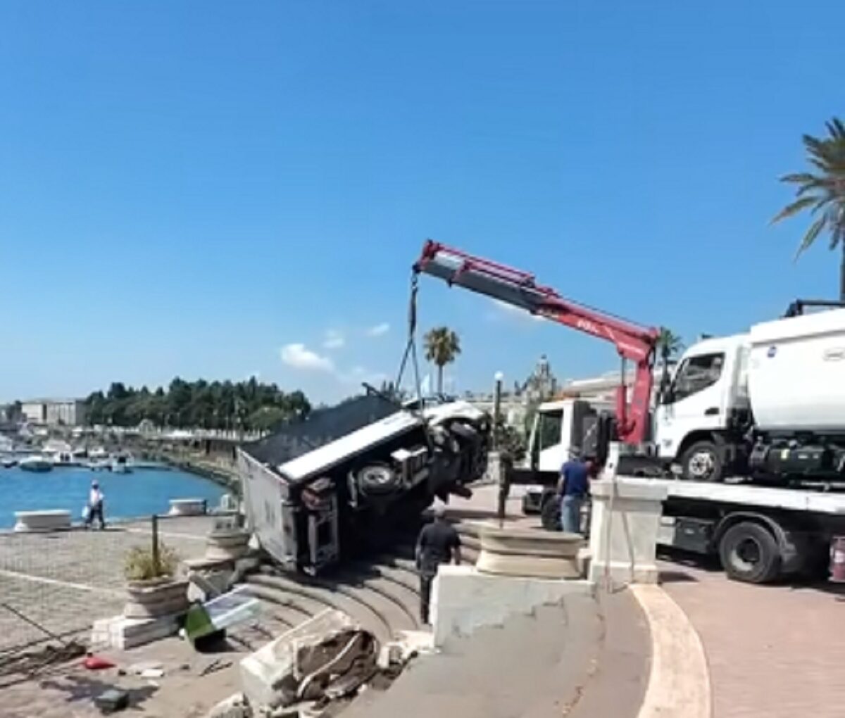 camion precipita scalinata messina