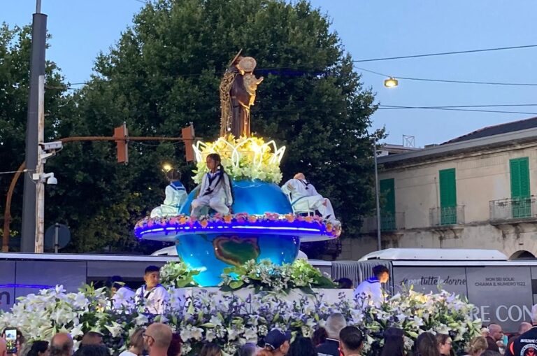 Messina rende omaggio a Sant’Antonio: folla di fedeli per il tradizionale Carro Trionfale | FOTO e VIDEO