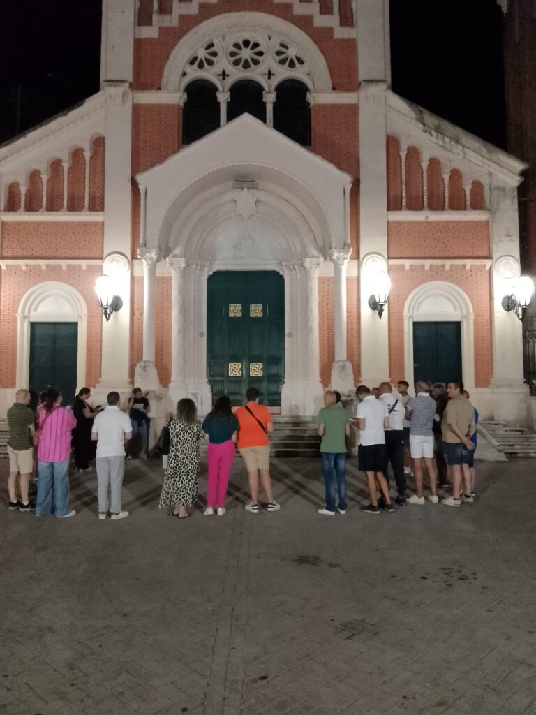 comunità in preghiera a bagnara davanti a chiesa del rosario