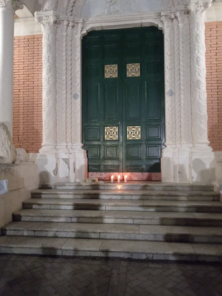 comunità in preghiera a bagnara davanti a chiesa del rosario