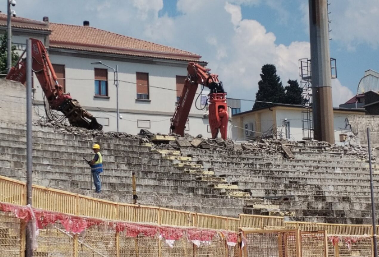 demolizione curva capraro stadio ceravolo catanzaro