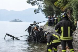 elicottero precipita in un lago