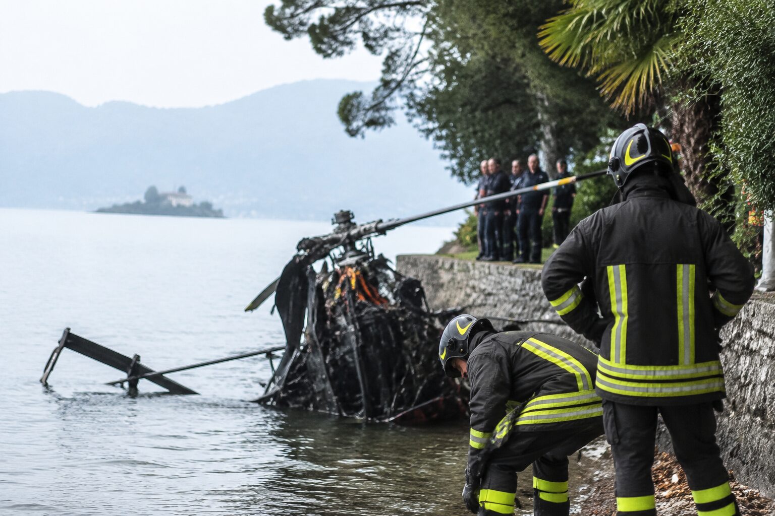 elicottero precipita in un lago