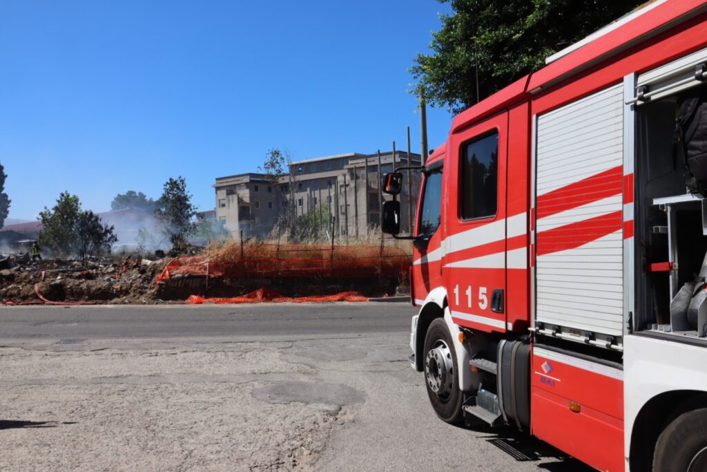 incendio vicino campo coni