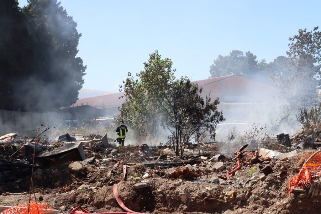 incendio vicino campo coni