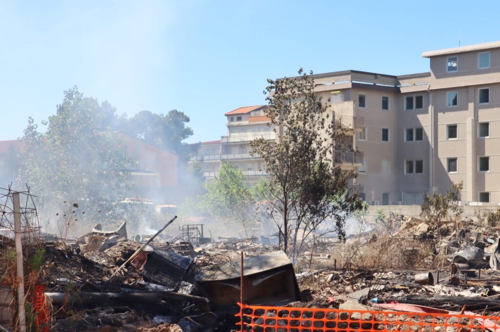 incendio vicino campo coni