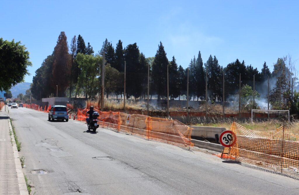 incendio vicino campo coni