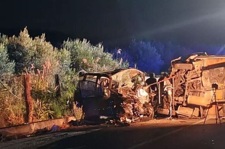 Drammatico incidente sulla SS106: scontro tra auto e camion, morto un 26enne