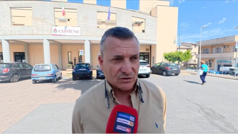 “Se nomini a me mugheri ti sciuppo la testa”, caos nel consiglio comunale di Gioia Tauro. Mangione: “tanta amarezza” | INTERVISTE
