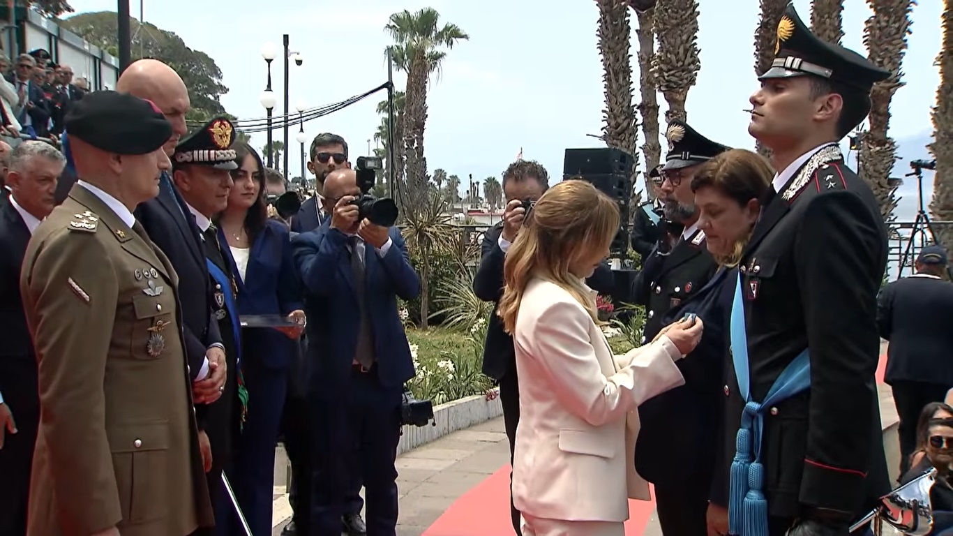 meloni premia la moglie del Brigadiere Capo dell’Arma Carlo Legrottaglie