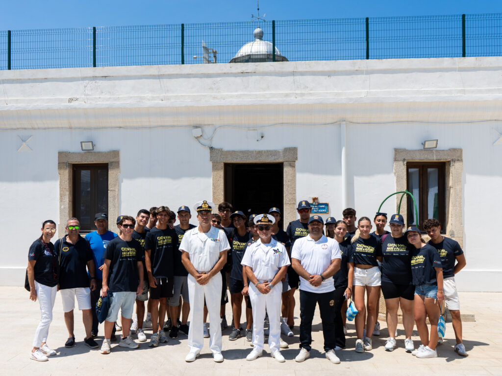 progetto_giovani_tropea-foto di gruppo al faro