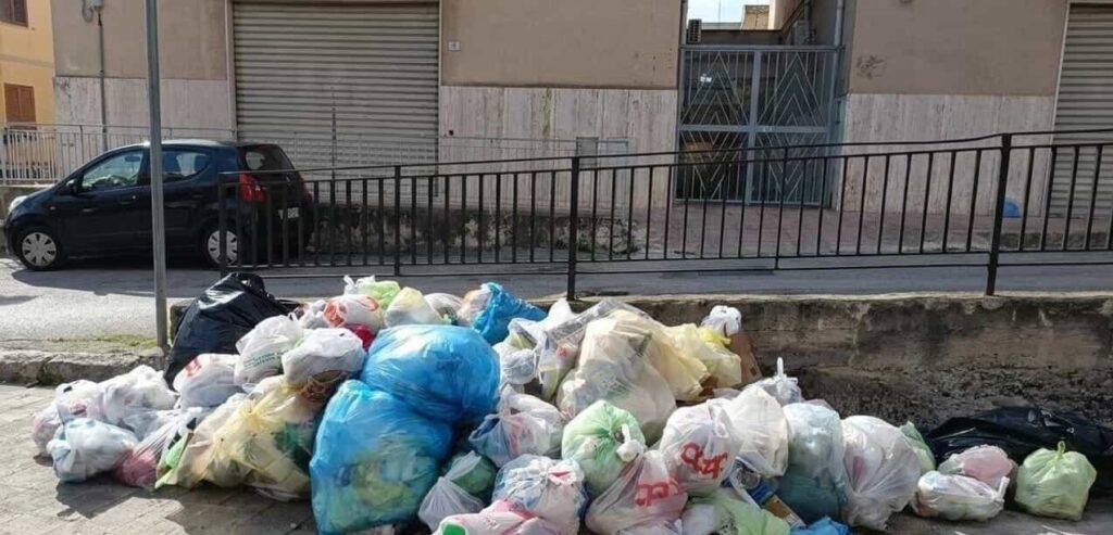 rifiuti - via Antonino Canidido (viale Europa)