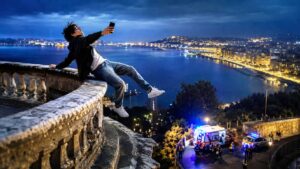 uomo fa un selfie nel pericolo