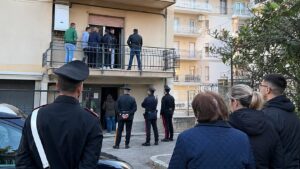 Giovane si lancia dal balcone