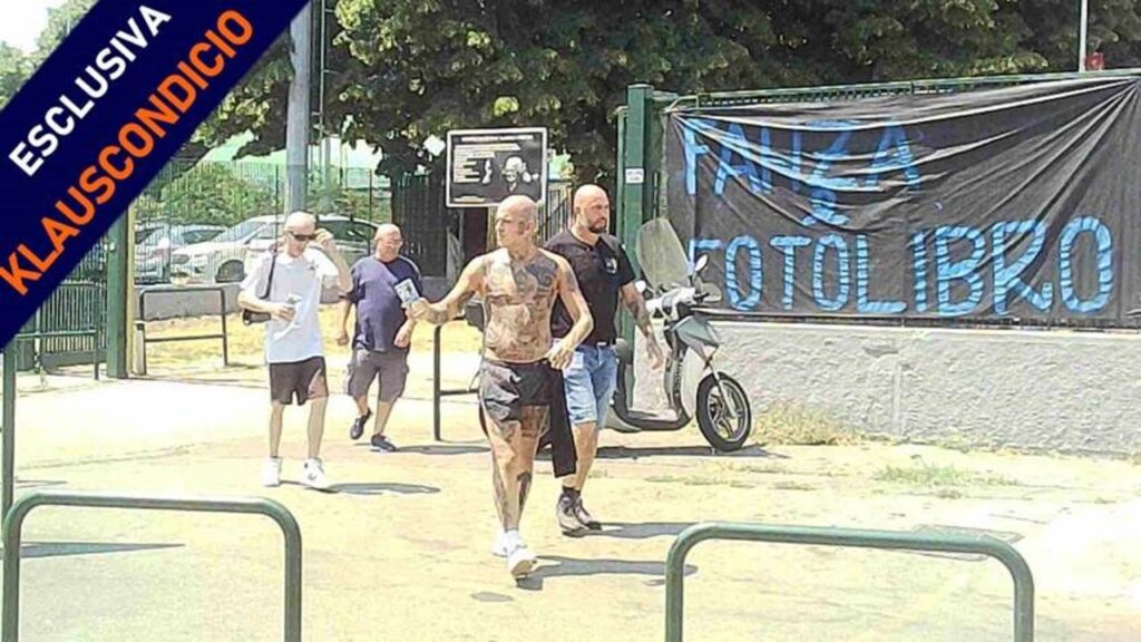 Alcuni tifosi all'esterno della struttura