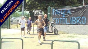 Alcuni tifosi all'esterno della struttura