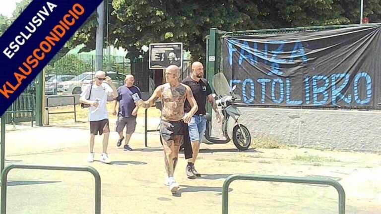 Alcuni tifosi all'esterno della struttura