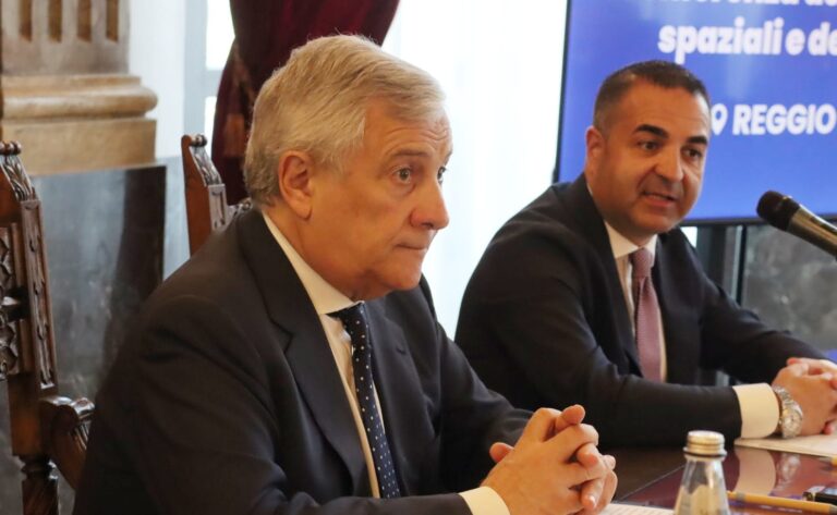 Tajani: “Reggio Calabria può diventare una grande città mediterranea. Basta con il Sud piagnone” | INTERVISTA