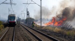 Incendio vicino ai binari