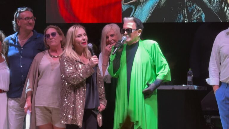 Malgioglio fa ballare Gioia Tauro: in 10.000 per il concerto sul lungomare | VIDEO
