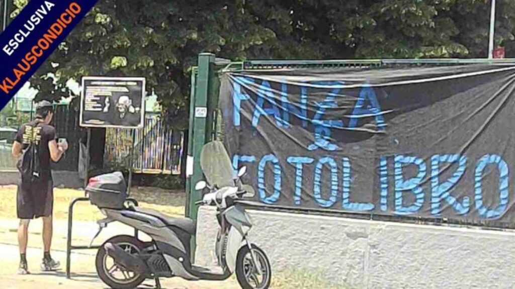 L'ingresso del centro sportivo Sandro Pertini di Cornaredo. Sulla sinistra il manifesto commemorativo dello storico leader socialista
