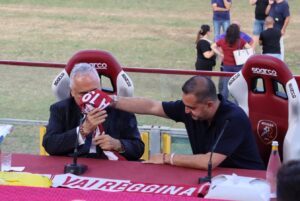 Lotito bacia sciarpa reggina regalatagli da Cannizzaro