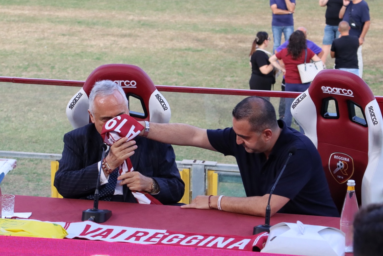 Lotito bacia sciarpa reggina regalatagli da Cannizzaro