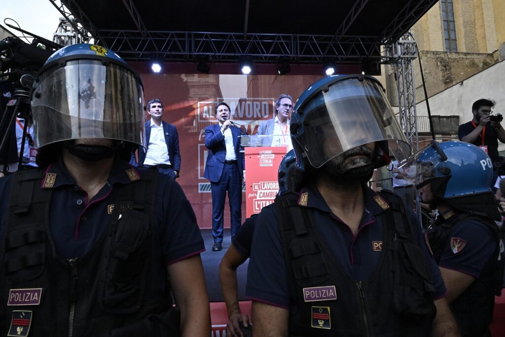 Proteste Comizio Campo Largo Napoli