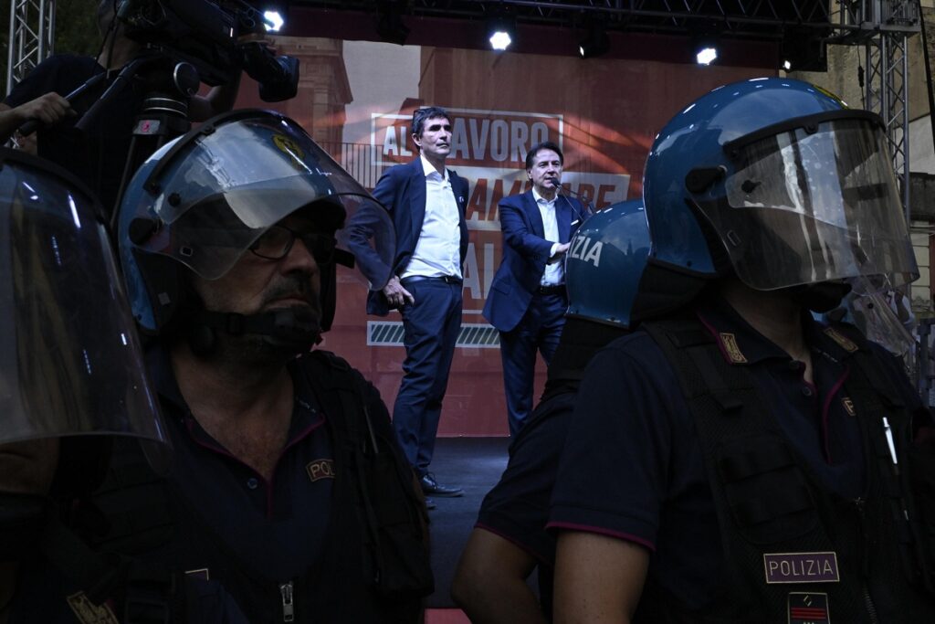 Proteste Comizio Campo Largo Napoli