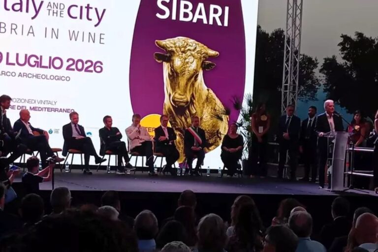 Inizia il Vinitaly di Sibari 2026: il vino eleva la cultura di un territorio “maltrattato da una narrazione infelice”