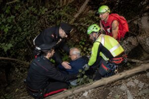 anziano cade in un dirupo di notte