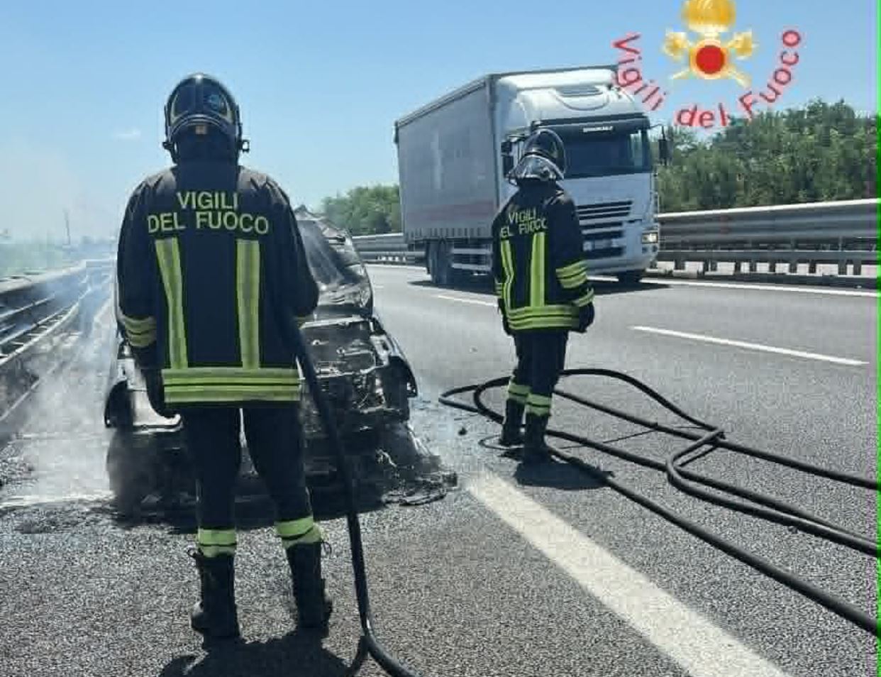 auto in fiamme a2