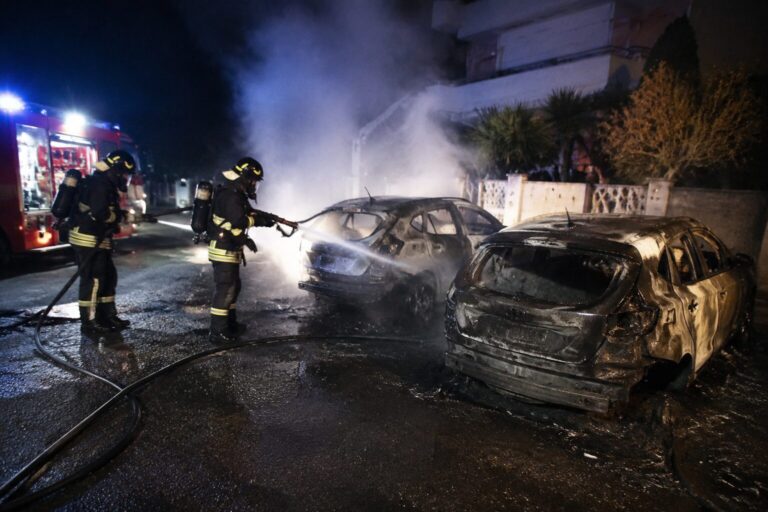 Corigliano Rossano, due auto distrutte dalle fiamme nella notte: si indaga per incendio doloso