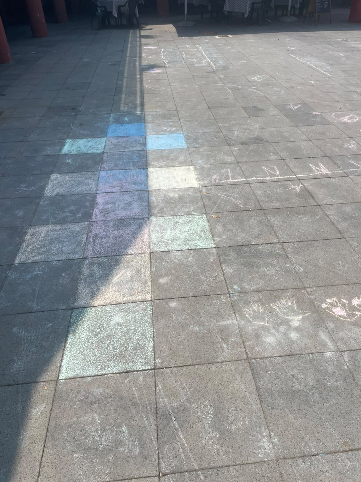 bambini giocano con i gessetti in piazza